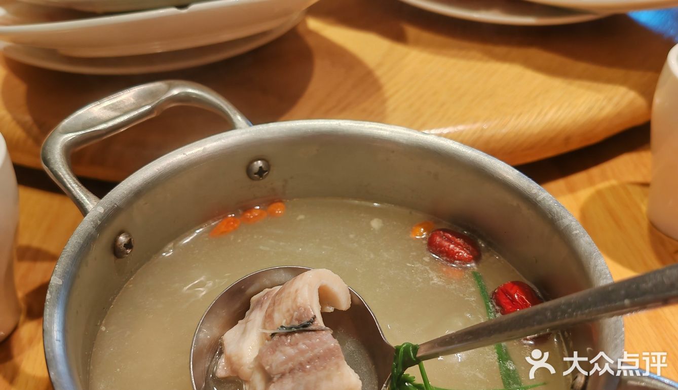 惊艳味蕾的美食之旅：丽江龙继斑鱼庄