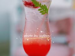 草莓气泡水-共舞时光猫咖·狗咖(新街口店)