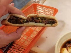 烧饼夹牛肉-京门老爆三·铜锅涮肉 爆肚(望京店)