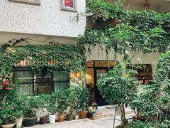 -彳亍咖啡·这里(水湾路店)