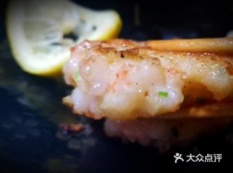 油里放迷迭香增加香气，虾饼煎到两面金黄