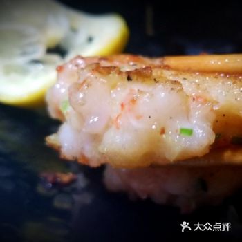 油里放迷迭香增加香气，虾饼煎到两面金黄