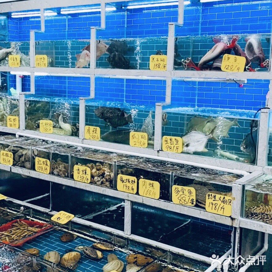 室内环境蛮大的，前面摆满海鲜，后面都是座位。服务