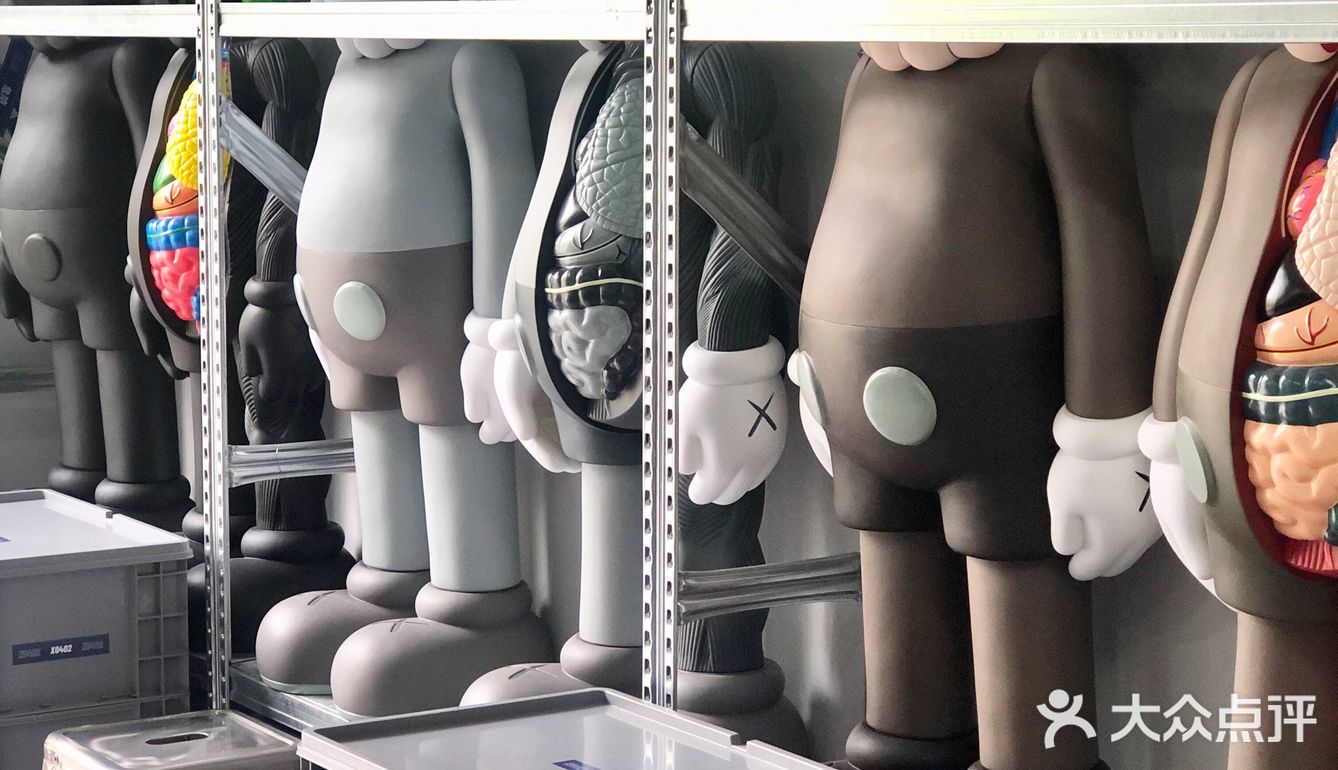 无锡探店 首家KAWS主题工业风咖啡馆「潮蓝藏库X0402」