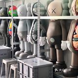 无锡探店 首家KAWS主题工业风咖啡馆「潮蓝藏库X0402」