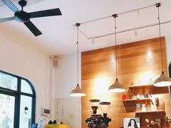 -彳亍咖啡·这里(水湾路店)
