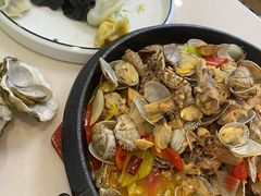 铁锅蛤蜊鸡-富临港·蒸汽海鲜·手抓海鲜·炒菜(栈桥店)