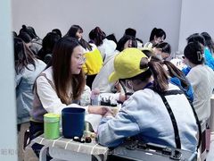 -贺加贝化妆美甲培训学校