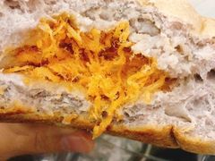 芋泥肉松软欧-风车面包