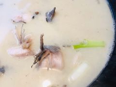 鱼汤锅底和回头鱼-陈大锅·岳阳鱼馆·地道岳阳菜(美食街店)
