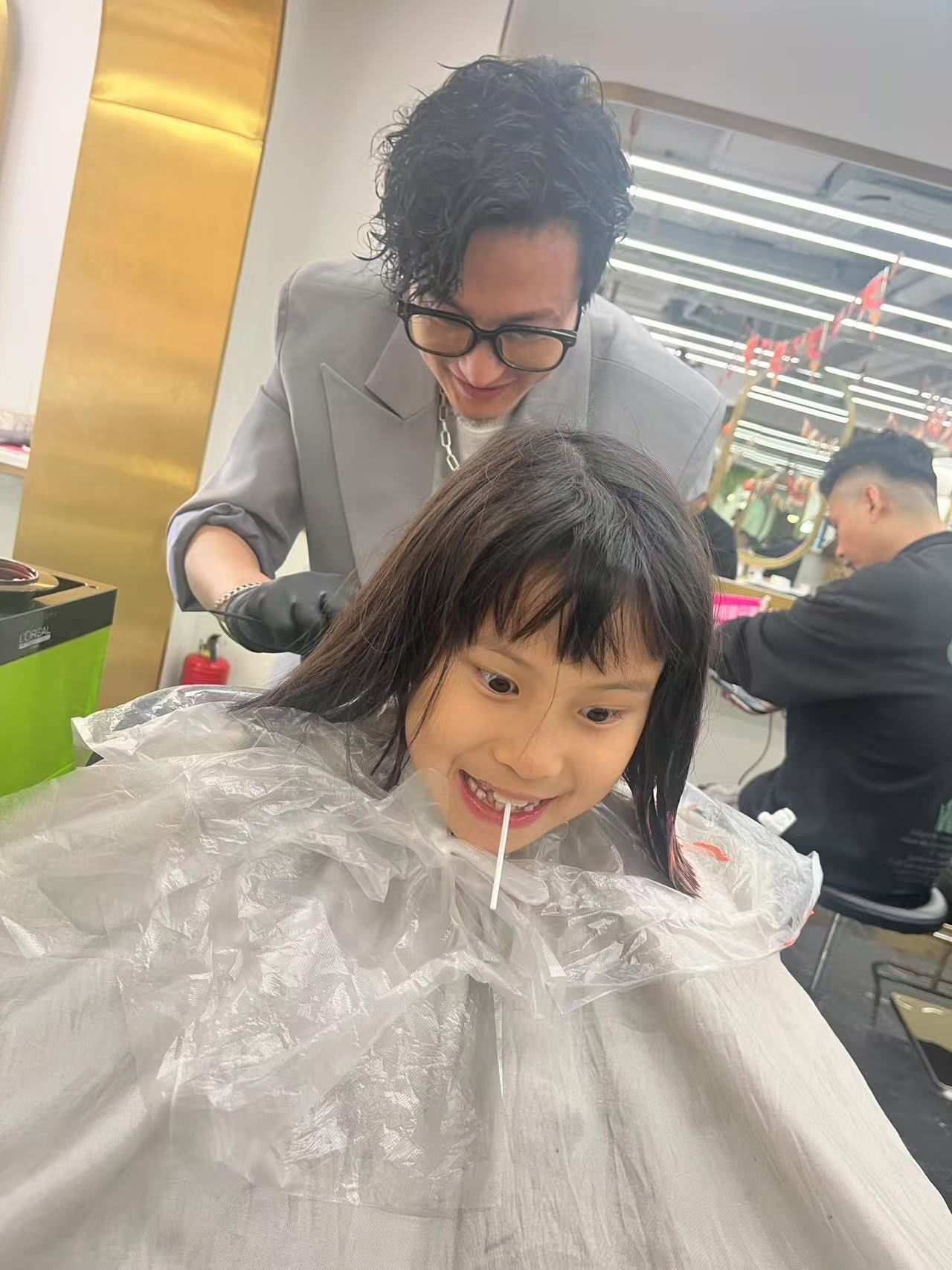 女童发型轻松变发尾染