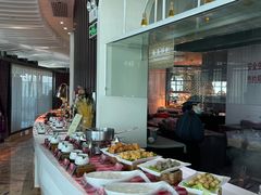 自助取餐区-亚洲国际大酒店·云顶阁旋转自助餐厅