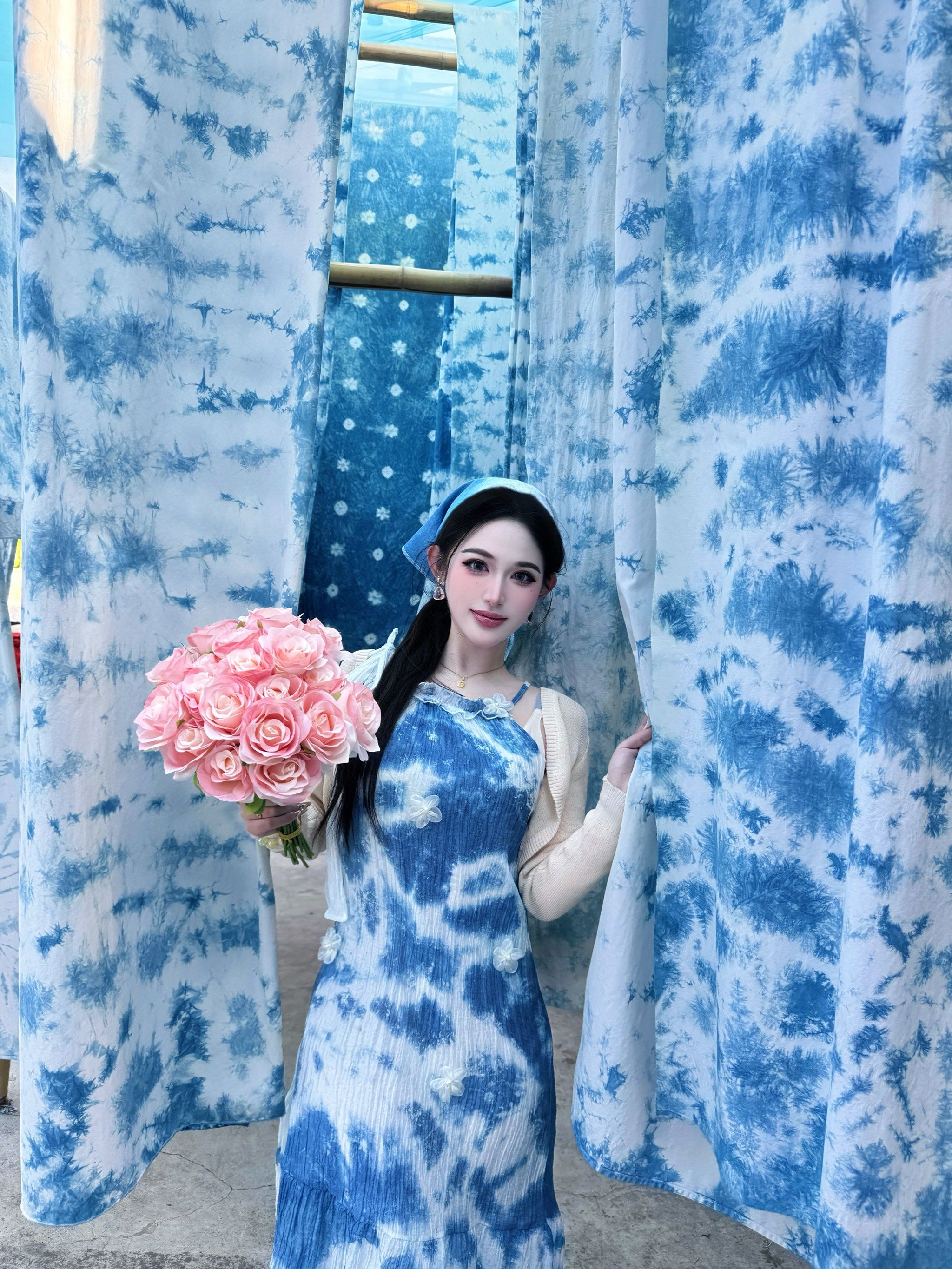 n
🎨店内挂满了色彩斑斓的扎染作品,从服饰到家居摆件,每一件都