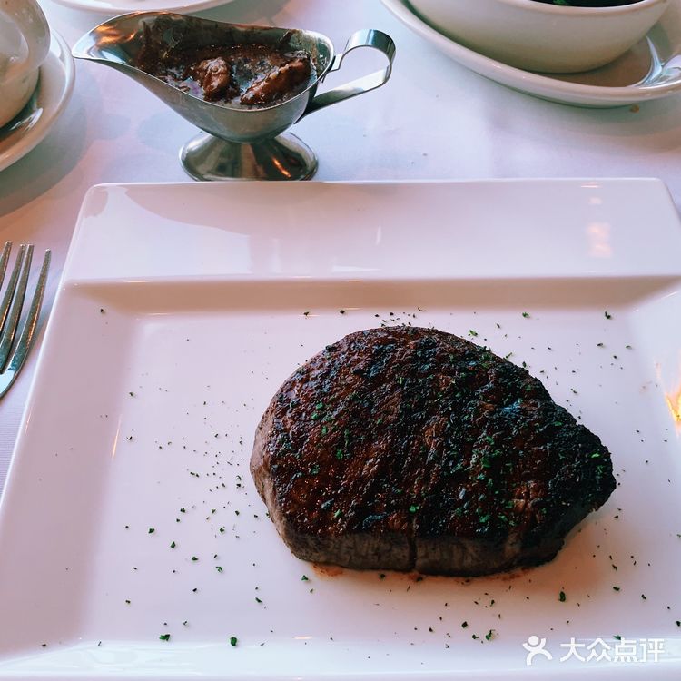 沪上老牌三大牛排馆之一的莫尔顿牛排