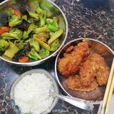 一楼，晚上坐在桌子上看手机的我