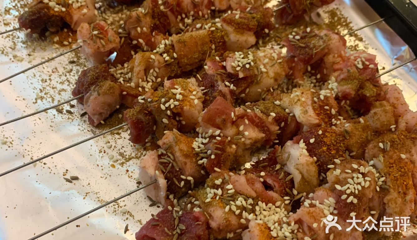 串成串，撒盐，孜然粉，辣椒粉，孜然粒，烤箱200度