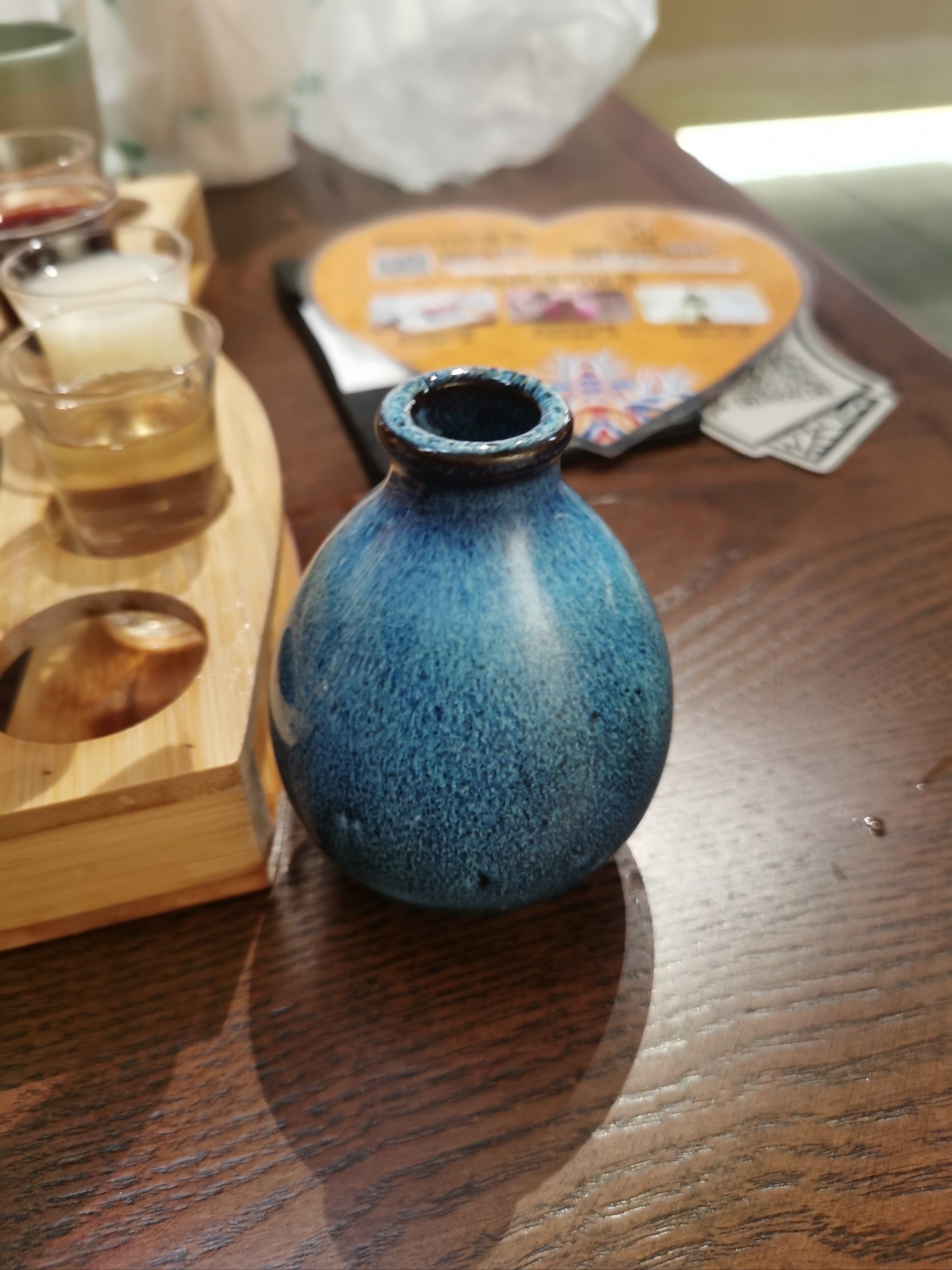 对诗可得一盅酒,和一百两银票,银票可兑换奖品