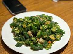 秋葵炒扇贝肉-方国老头包子·39年威海本地老字号•小船海鲜疙瘩汤