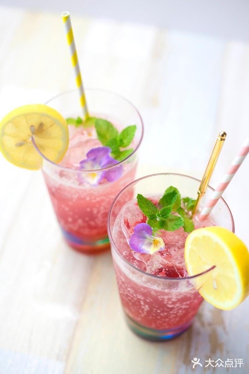 清爽夏日🌟簡易料理：覆盆子檸檬氣泡飲🌟