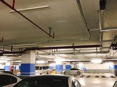 -绿地缤纷城-停车场