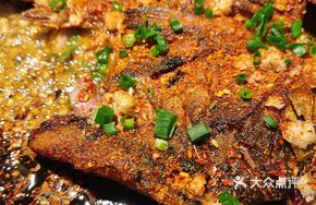 Cabbage Oil Iron Plate Pan-Fried Crucian Carp