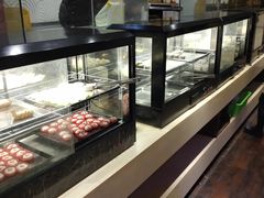 面包甜点陈列柜-阪尚皇·原切牛排·烤肉火锅自助(北京路店)