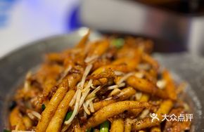 Linsheng Fried Rice Noodles with Worms