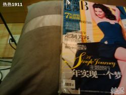 舒适靠垫和杂志-美秀造型