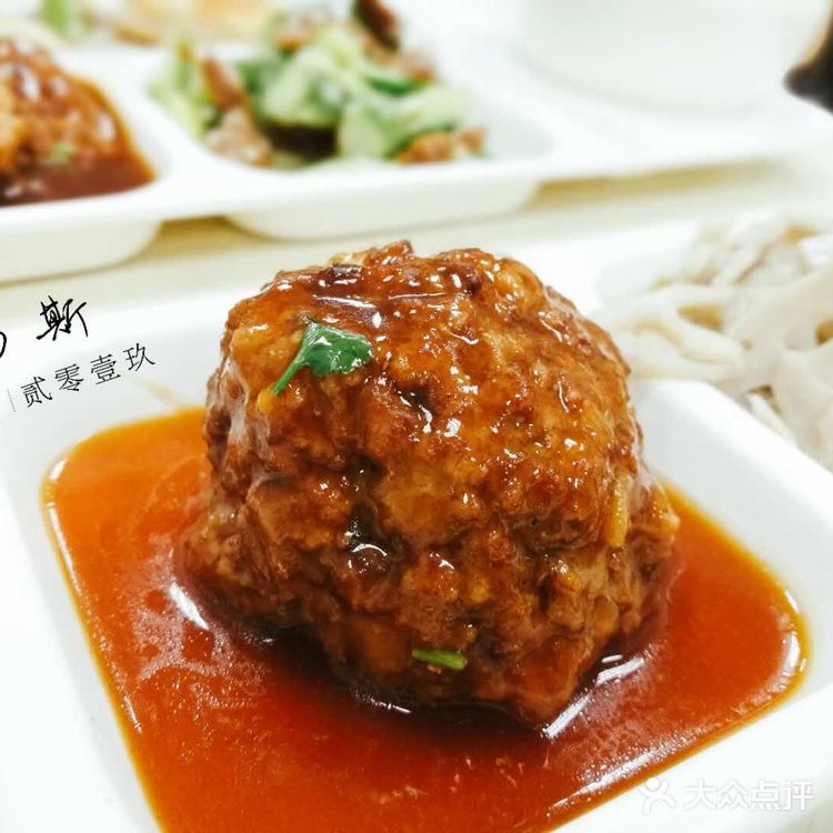 继续分享单位食堂美食，红烧狮子头是一道著名的淮扬名菜