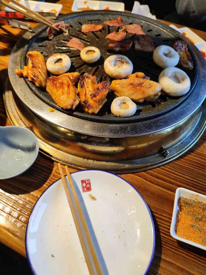 常记小东北地摊烤肉-"地点很好找,导航到了就能看到很明显!碳烤.