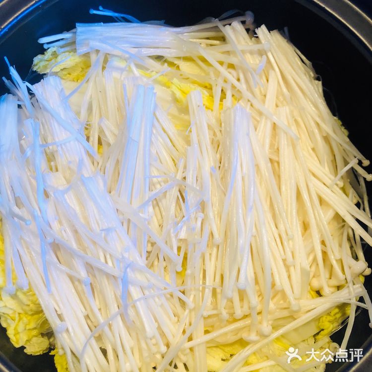 蒜蓉海鲜锅 步骤: ️海鲜处理:贝壳类清洗干净、蛏子