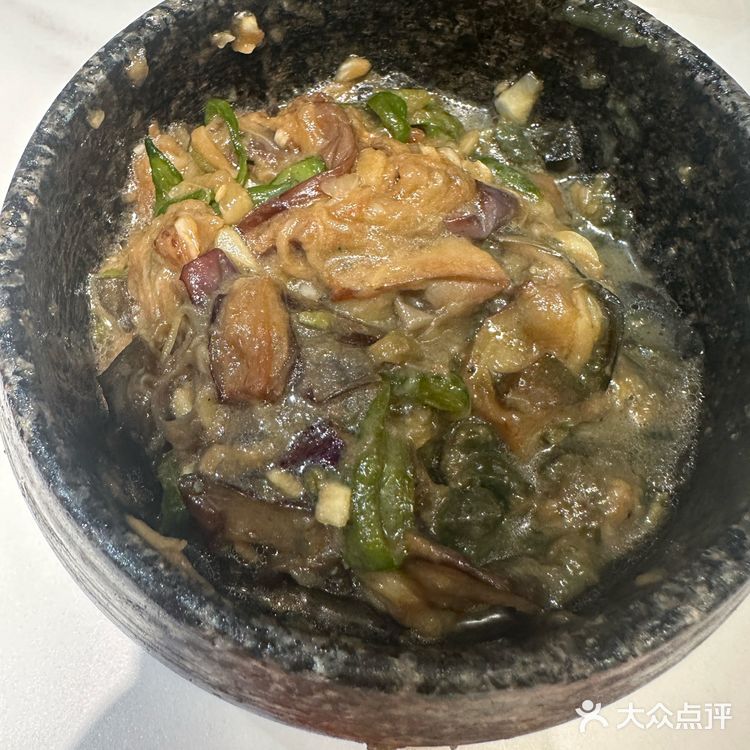 楠城湘餐厅以地道湘菜闻名，辣味层次分明，食材新鲜分量足