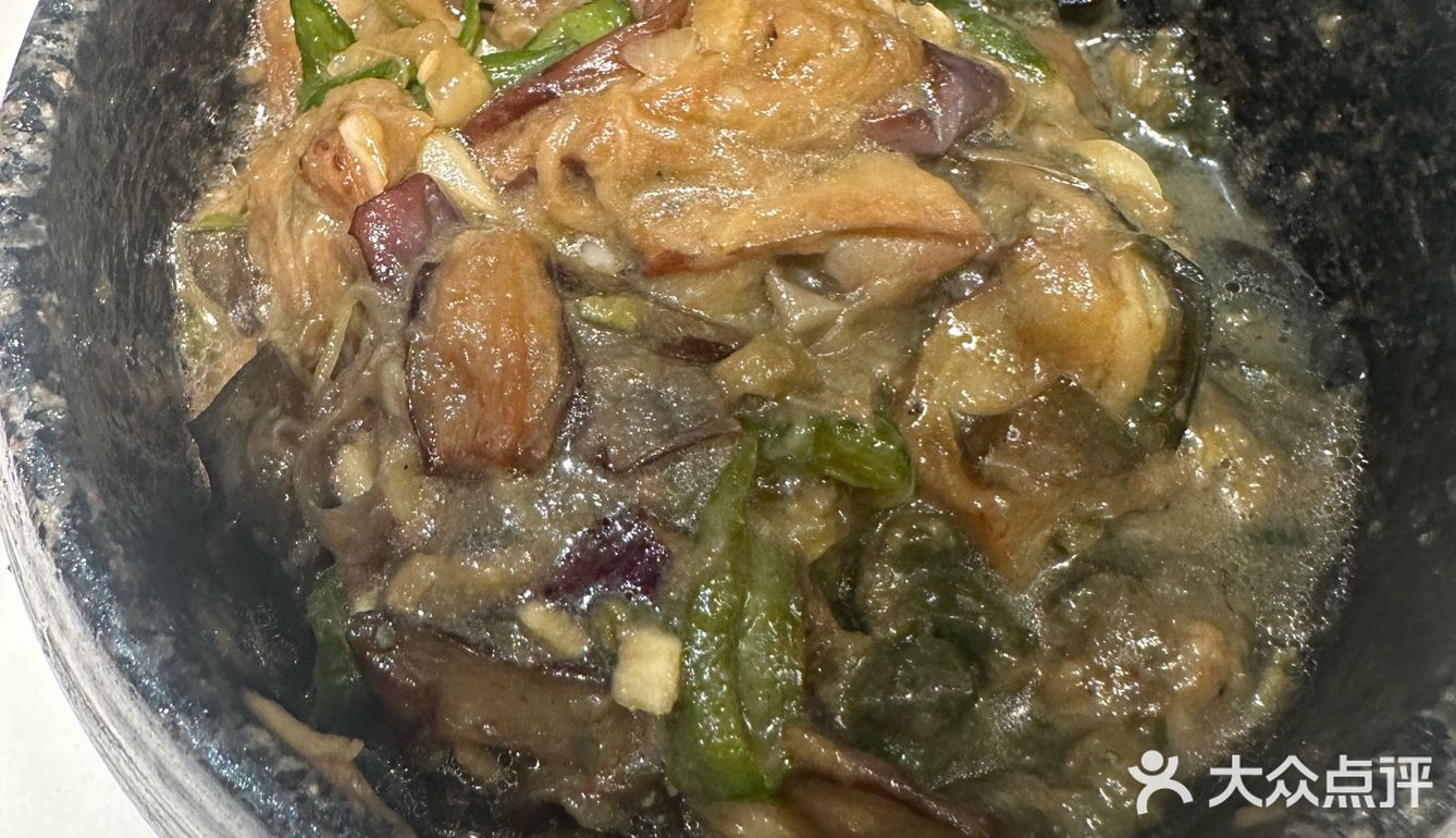 楠城湘餐厅以地道湘菜闻名,辣味层次分明,食材新鲜分量足