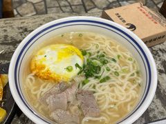 大碗牛肉刀削面-破瓦寒窑·地摊烤羊排