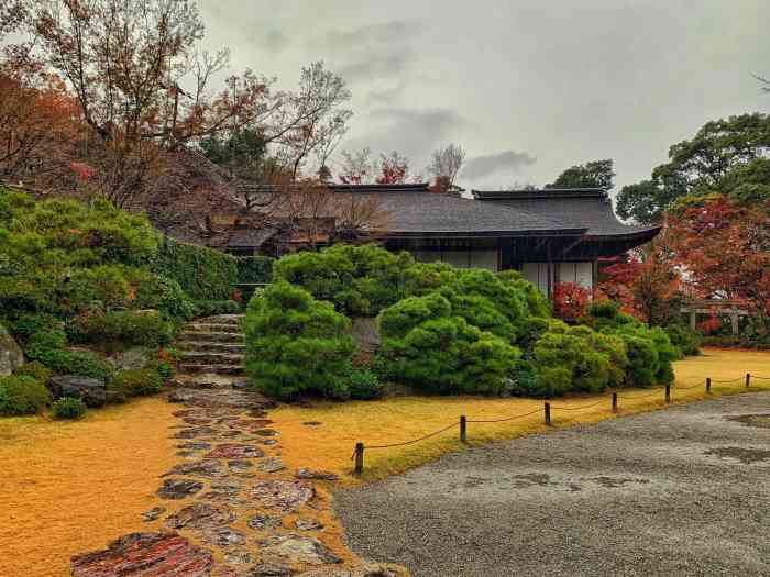 大河内山庄庭园-"在刚进嵯峨野竹林的路上,竖着块不太显眼的.