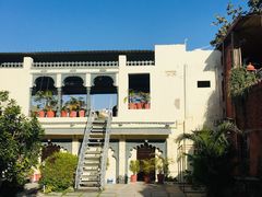 -Lake Shore Hotel & Restaurant