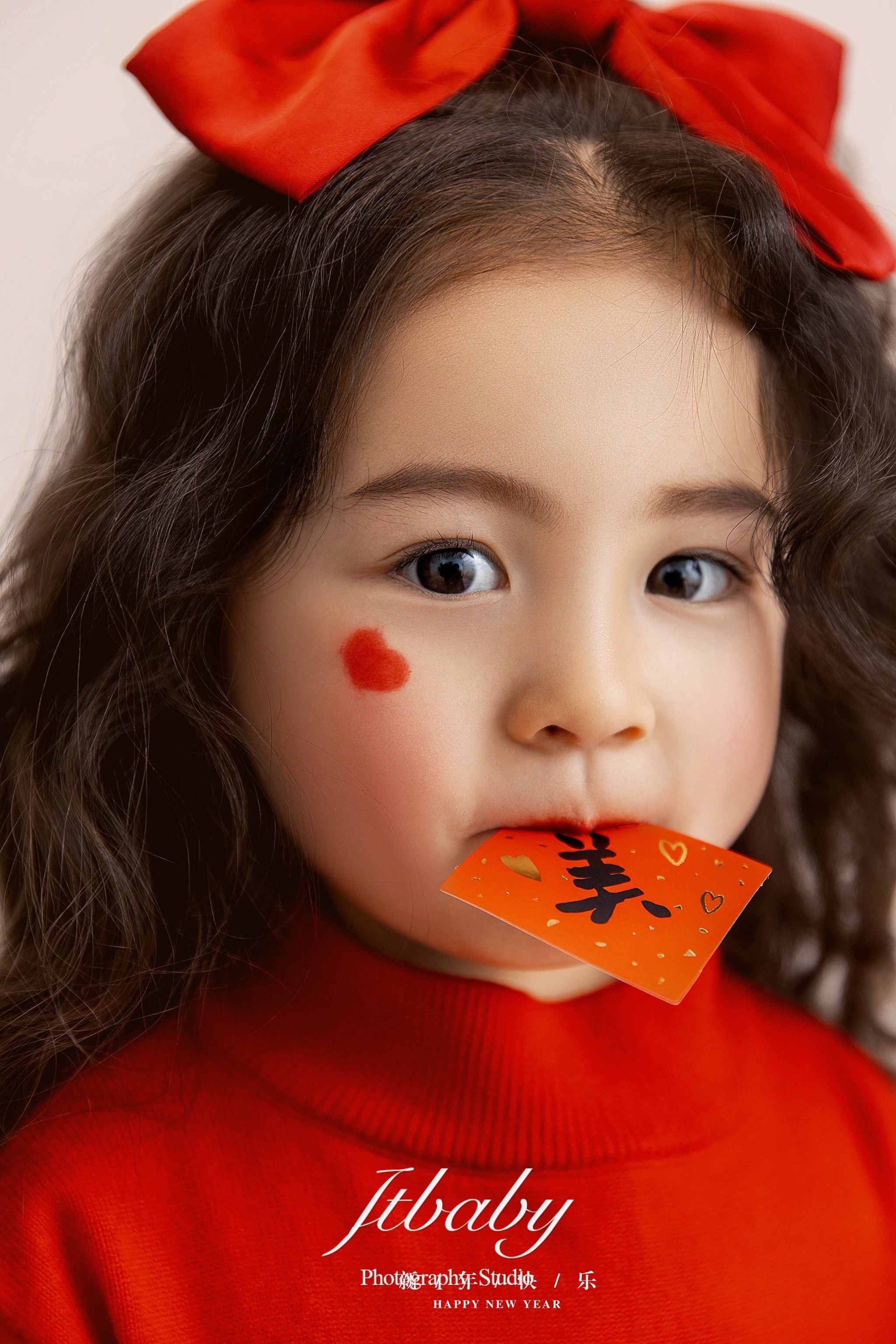 🧨新年大吉,红衣小女孩的温馨时刻👧