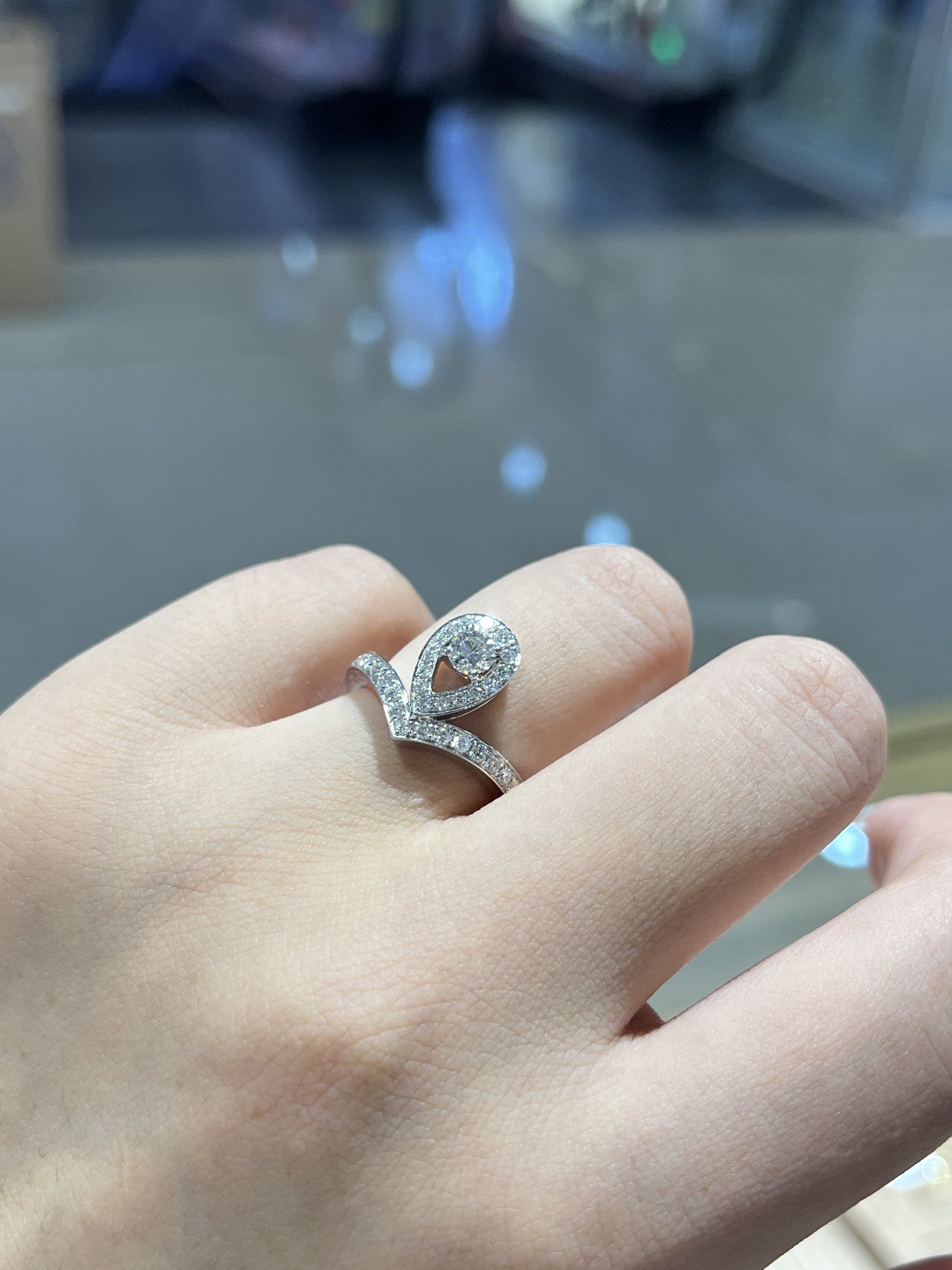 超有设计感的圆钻钻戒