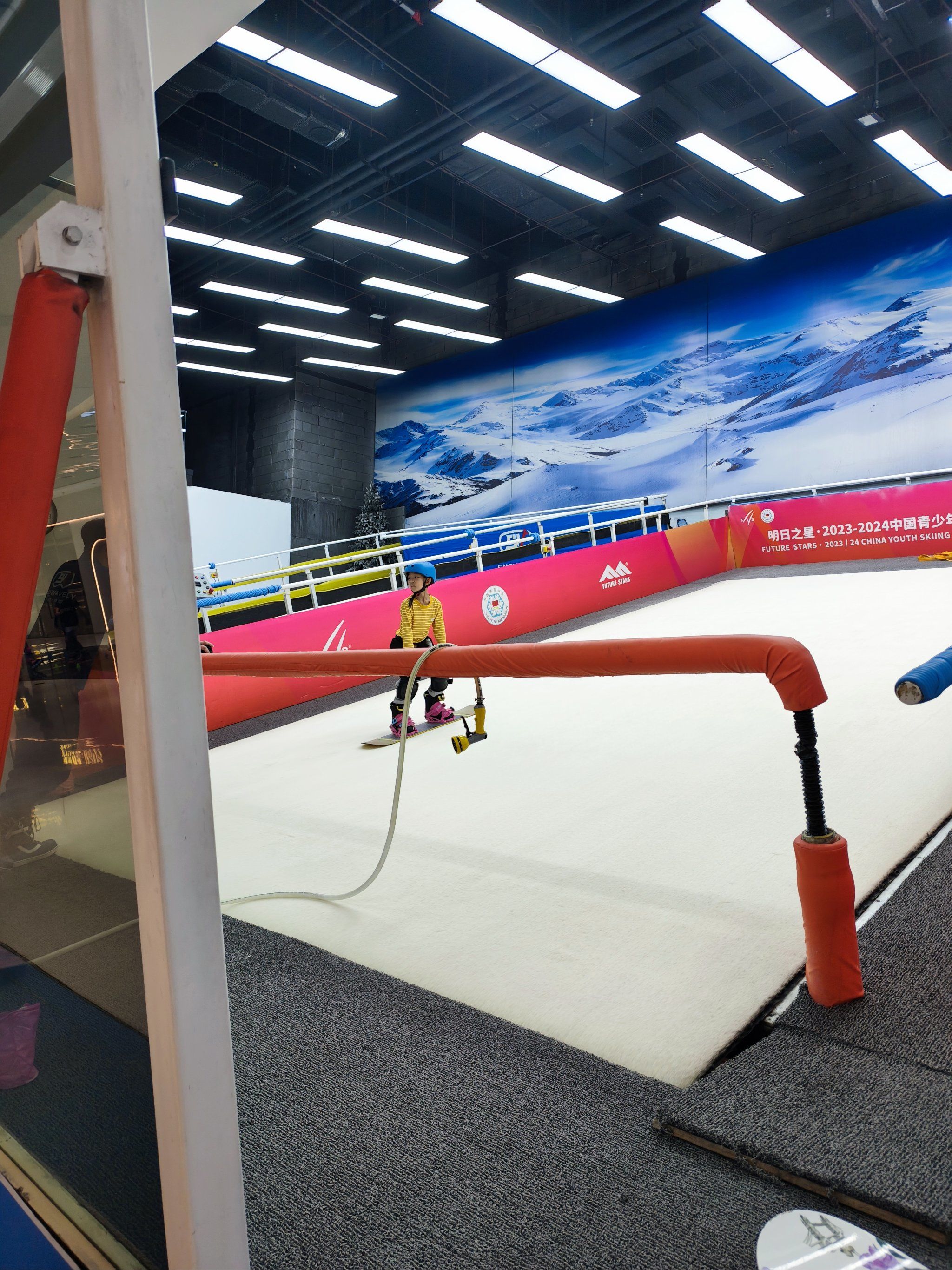 带孩子初体验室内滑雪⛷️