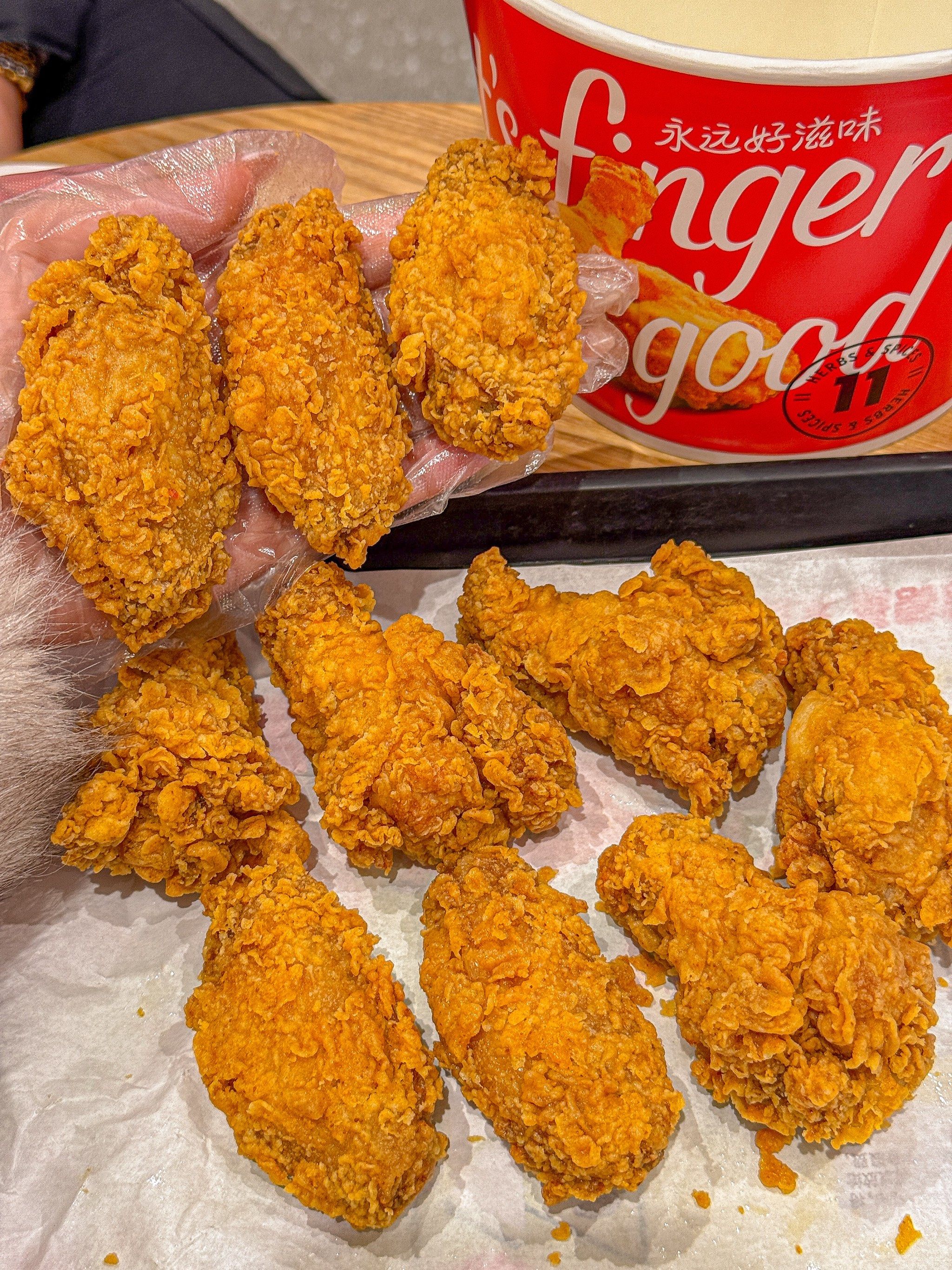 啊啊啊肯德基的香辣鸡翅桶🪣真的吃不腻啊
一桶里面足足🈶十个!