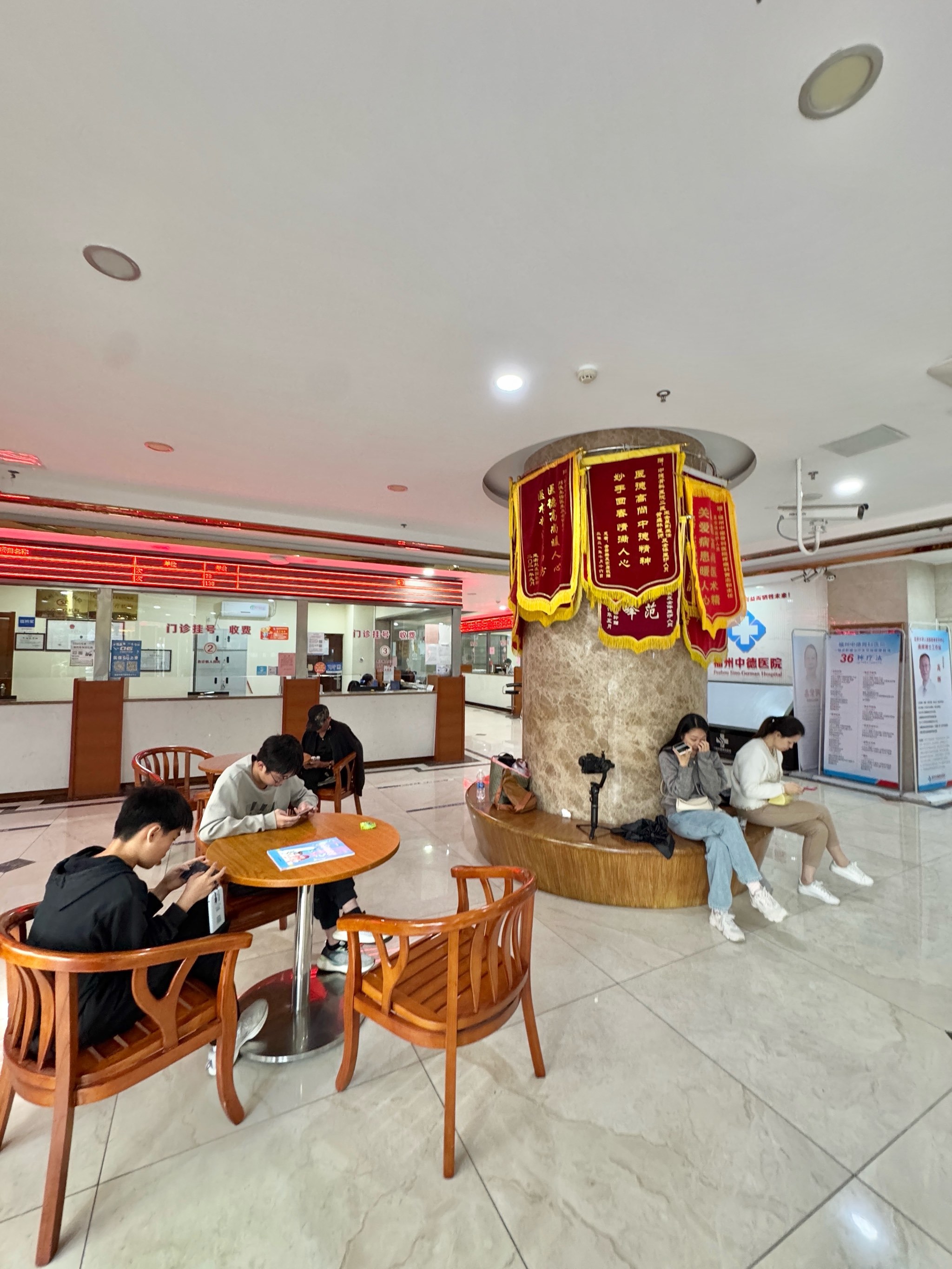 包含世纪坛医院住院办理陪诊挂号院内科室精准带路，不用四处打听的词条