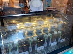 面包甜点陈列柜-仁信老铺甜品(北京路店)