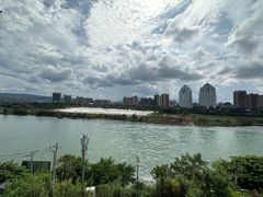 -芭黎人江景轻奢酒店(告庄西双景星光夜市店)