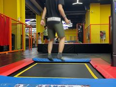-爱蹦iBOON蹦床运动馆(江汉店)