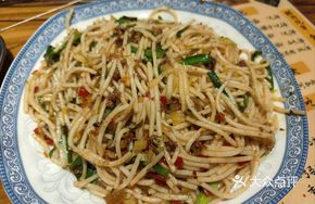 Sour Cabbage and Minced Pork Stir-Fried Rice Noodles