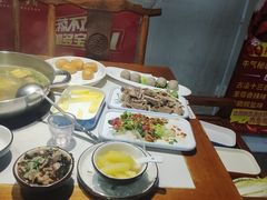 -乡土黄·鲜牛肉火锅·小龙虾(兴业街店)