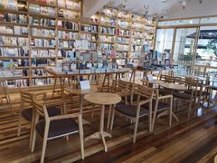 大堂-猫的天空之城概念书店(束河店)
