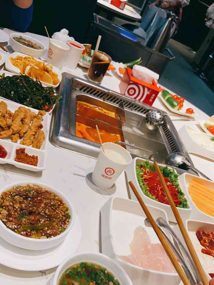 海底捞火锅(勒泰购物中心店)-"服务态度一级棒.菜品也挺多.