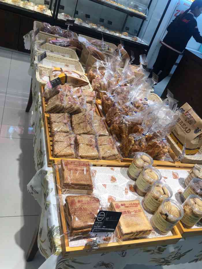 整体跟崇文门的没办法比这边所有面包都是袋装好的如图门店开在了友谊