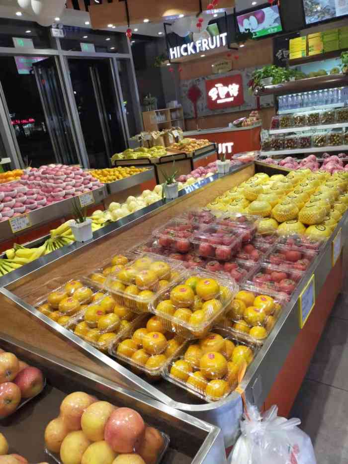 乡巴佬水果店-"黑心店,怪不得没人,一个凤梨服务员挑好去.